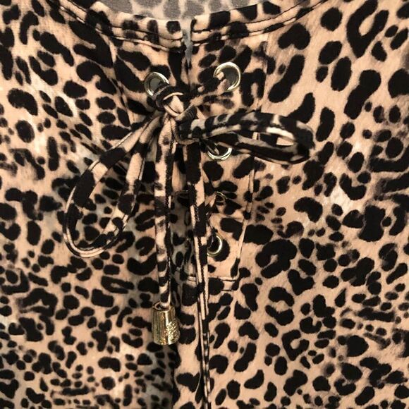 Vince Camuto leopard print sleeveless top. Drawstring tie down front. - Picture 4 of 8